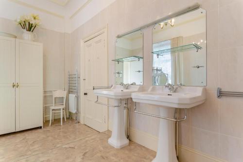 8 Bed in Invergordon oc-p32711 في Barbaraville: حمام أبيض مع مغسلتين ومرآة