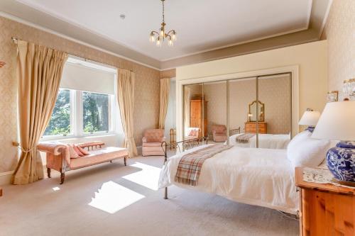 8 Bed in Invergordon oc-p32711 في Barbaraville: غرفة نوم بسرير كبير ونافذة كبيرة