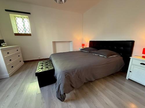 Кровать или кровати в номере Un jardin au bord de l'eau