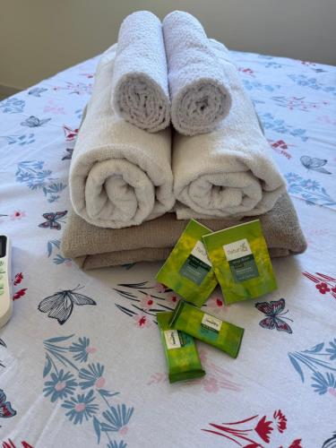 un mucchio di asciugamani seduti sopra un tavolo di Apartamento com duas suítes! a Macapá