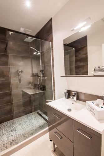 a bathroom with a shower and a sink at l'Ecrit Vin in Rustiques
