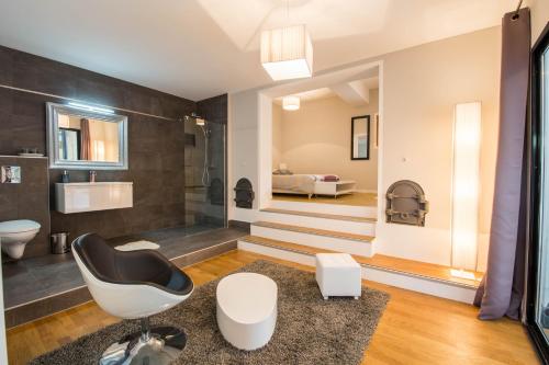 a bathroom with a shower and a bath tub at l'Ecrit Vin in Rustiques