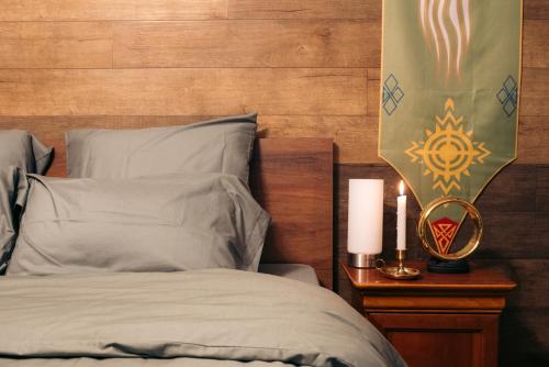 1 dormitorio con 1 cama y mesa auxiliar con velas en La Comté à Blagnac, en Blagnac