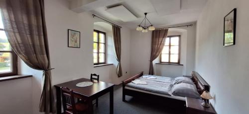 Una cama o camas en una habitación de Lázeňský dům Chudenice