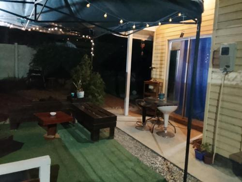 een patio met een piano onder een tent bij Refugio Alfalfares in La Serena