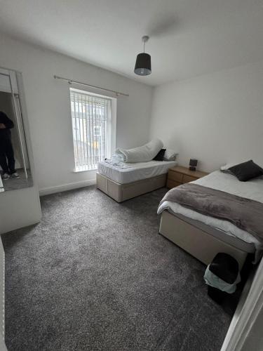 En eller flere senge i et værelse på Rosemary Cottage