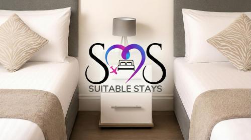 Et logo, certifikat, skilt eller en pris der bliver vist frem på Relaxing Beachside 3BR Stay -Ideal for Families & Group Getaways