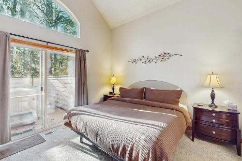 Ένα ή περισσότερα κρεβάτια σε δωμάτιο στο Clark's Mountain Condo