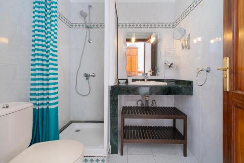 a bathroom with a tub and a sink and a toilet at Lanzahost Casa Campagnolo in Playa Honda