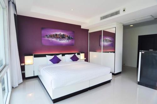 Giường trong phòng chung tại Phuket Seaview Resotel