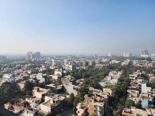Γενική άποψη της πόλης Greater Noida ή θέα της πόλης από  αυτό το διαμέρισμα