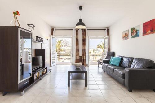 B77 - Marina View on Avenida Apartment