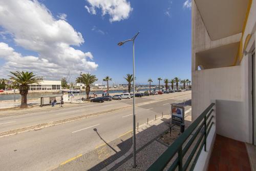B77 - Marina View on Avenida Apartment