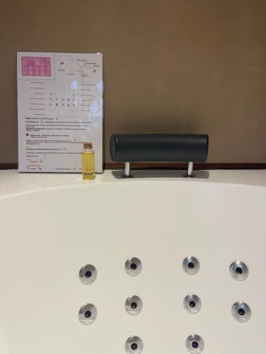 een tafel met een fles bier erop bij Caprice Gruissanais Suite avec Spa privatif in Gruissan