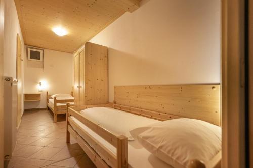 een slaapkamer met een groot bed in een kamer bij Apartments Romy in Ortisei