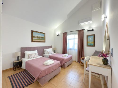 En eller flere senge i et værelse på Villa Kalami Look Out