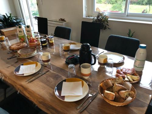 une table en bois avec de la nourriture dessus dans l'établissement Chambres et table d'hôtes Le Pontet, à Arthès
