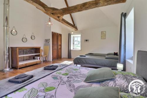 una camera con due letti e un camino di Quinfromel a Pleumeleuc