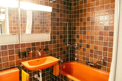 Ένα μπάνιο στο Charming Apartment with Alpine Ambiance