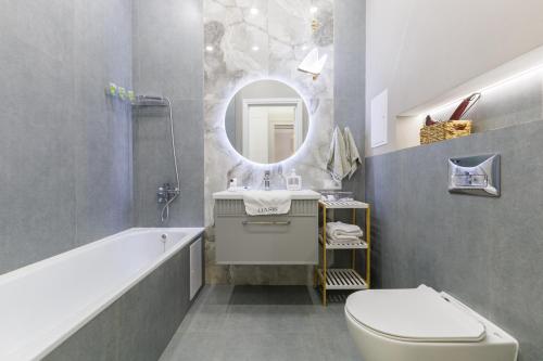 Ένα μπάνιο στο Oasis апартаменты с видом на парк, возле Хан-Шатыра и медицинского центра