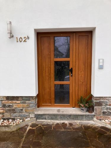 een houten deur aan de zijkant van een huis bij Ferienwohnungen Friedrich - im Herzen des Erzgebirges in Mildenau