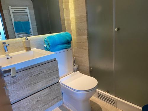 Et badeværelse på Departamento con acceso directo a una playa exclusiva