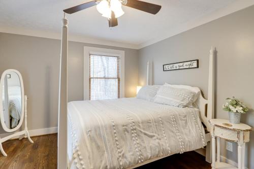 Postel nebo postele na pokoji v ubytování 2 Mi to Lake Blue Ridge Yellowbird Cottage