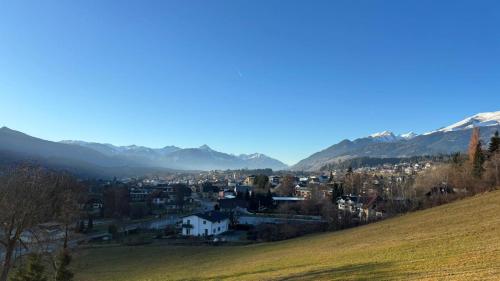 een stad op een heuvel met bergen op de achtergrond bij Ferienwohnung Amseltraum in Seeboden