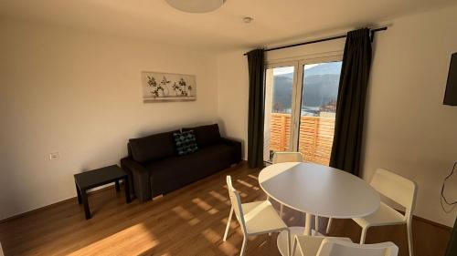 een woonkamer met een tafel en een bank bij Ferienwohnung Amseltraum in Seeboden