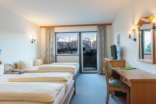 Postel nebo postele na pokoji v ubytování Hotel Gruberhof Innsbruck Igls B&B