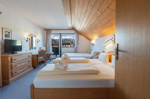 Postel nebo postele na pokoji v ubytování Hotel Gruberhof Innsbruck Igls B&B