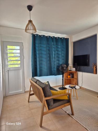 Una televisión o centro de entretenimiento en F2 magnifique vue mer