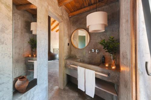 baño con espejo y lavabo con toallas en Vigias -Eternal Landscapes, en Marvão