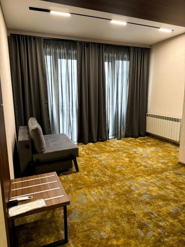 ein Wohnzimmer mit Sofa und Tisch in der Unterkunft Alir in Schytomyr