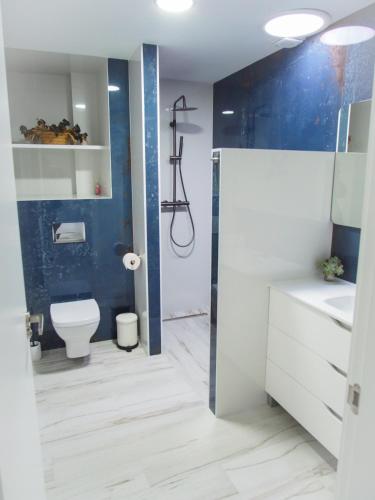 a bathroom with a toilet and a sink and a shower at El Origen in Carboneras de Guadazaón