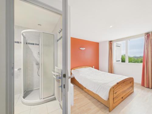 Maison de campagne pour 6 في Commequiers: غرفة نوم صغيرة مع دش وسرير