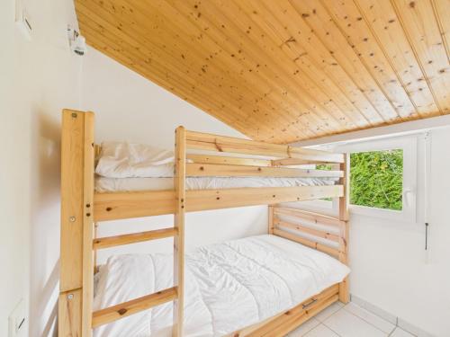 Maison de campagne pour 6 في Commequiers: غرفة نوم مع أسرة بطابقين في منزل صغير