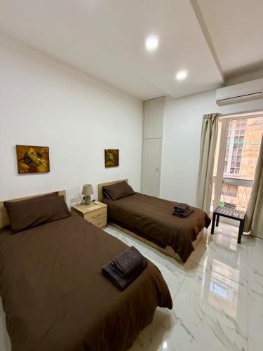 Postel nebo postele na pokoji v ubytování Charming Birgu Retreat