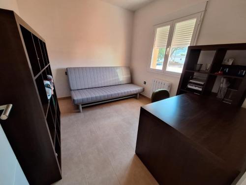 een woonkamer met een bank en een tafel bij Vista Noguera in Huéscar