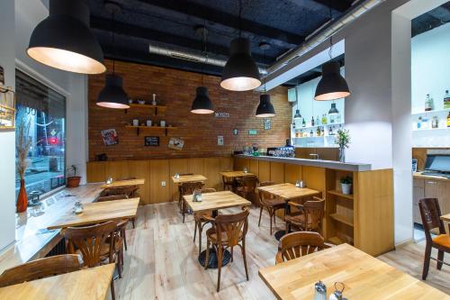 Un restaurante con mesas y sillas de madera y luces. en Le Petit, en Bratislava