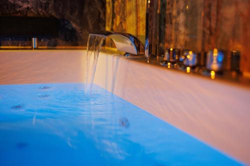 Πισίνα στο ή κοντά στο Suite Dark Luxe - Écran géant de cinéma et jacuzzi