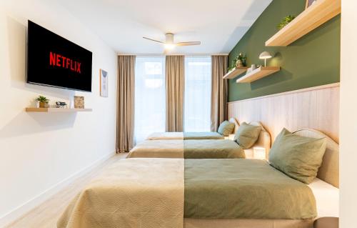 En eller flere senge i et værelse på be Apart Serviced Apartments