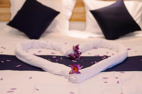 een bed met een hart gemaakt van een witte viziervizier bij Seaside Serenity Resort in Hiriketiya