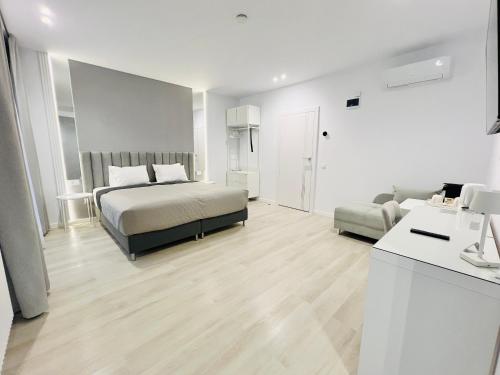 Giường trong phòng chung tại AVA Urban Suites