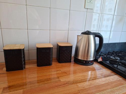 een koffiepot die op het aanrecht naast een fornuis staat bij kirahome in Buenos Aires