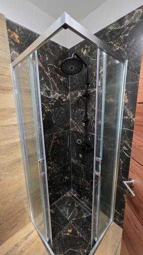 Ένα μπάνιο στο Violet Apartman