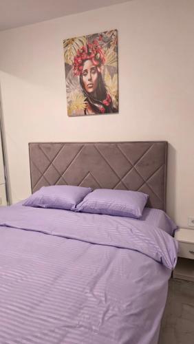 Ένα ή περισσότερα κρεβάτια σε δωμάτιο στο Violet Apartman