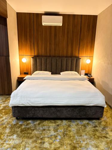 ein Schlafzimmer mit einem großen Bett mit weißer Bettwäsche in der Unterkunft Alir in Schytomyr