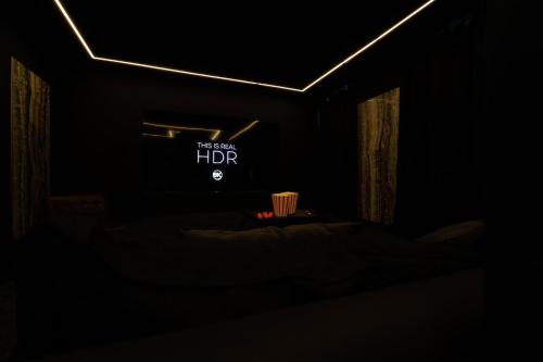 Galeriebild der Unterkunft Suite Dark Luxe - Écran géant de cinéma et jacuzzi 