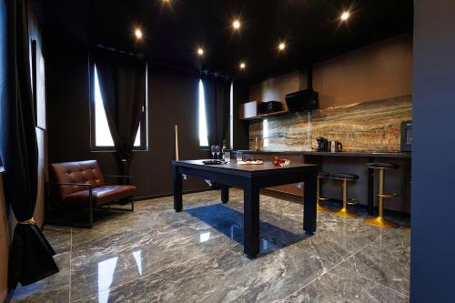 Φωτογραφία από το άλμπουμ του Suite Dark Luxe - Écran géant de cinéma et jacuzzi 